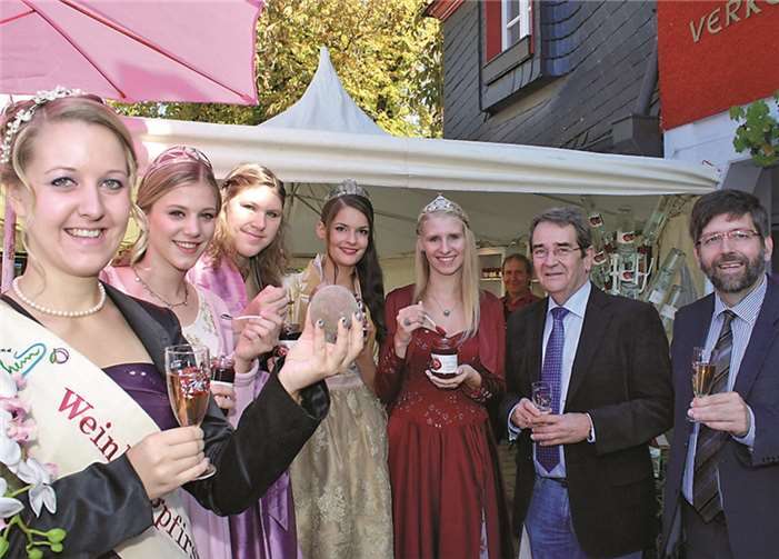 Weinbergpfirsich-Fee Anabell präsentiert die unscheinbare Mosel-Frucht und lässt sich mit Besuchern und Ehrengästen deren Vielfalt schmecken.TE