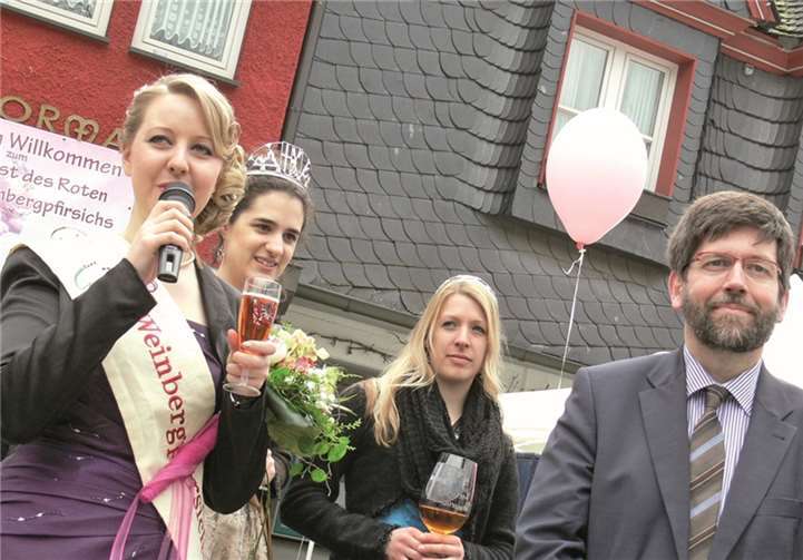 Weinbergpfirsich-Fee Annabell hieß zusammen mit Stadtbürgermeister Wolfgang Lambertz die Festbesucher willkommen.
