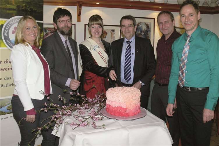 Weinbergpfirsich-Fee Annabell war es vorbehalten, die zu ihren Ehren kreierte und gleichnamige Torte anzuschneiden. -TE-