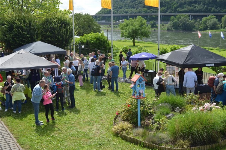 Weine und Sonnenschein genießen in Leutesdorf am Rhein.  Foto: Mittelrhein-Wein e. V.
