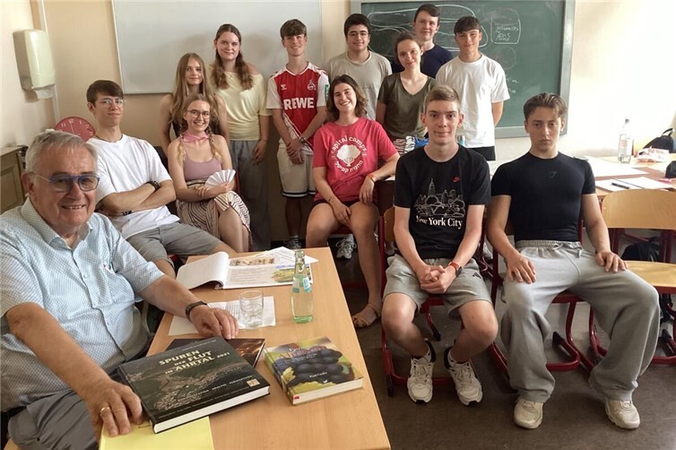 Weinexperte Paul Gieler im Gespräch mit Studierenden und Schülern des Gymnasiums Calvarienberg