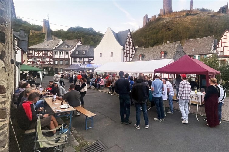 Weinfeststimmung auf dem Monrealer Marktplatz