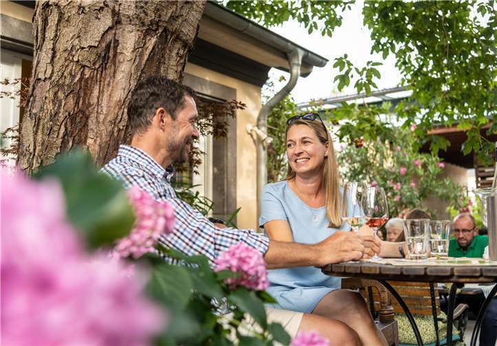 Weingenießer haben trotzdem im Herbst an vielen Stellen die Möglichkeit Wein zu probieren. Foto: Dominik Ketz