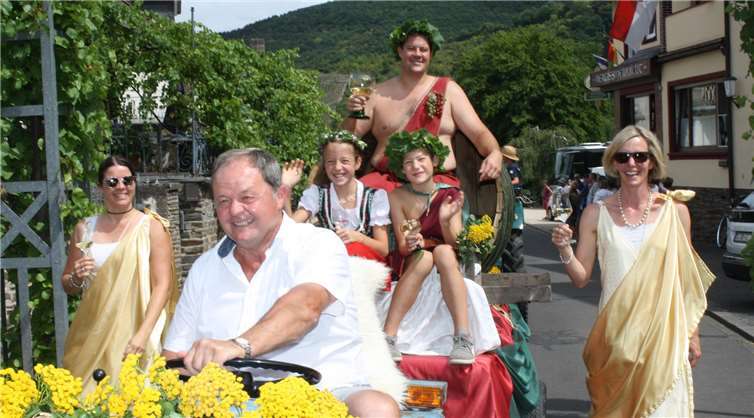 Weingott Bacchus (Carsten) grüßte nebst seinen Bacchantinnenund dem göttlichen Nachwuchs vom Fassansitz. Fotos: TE