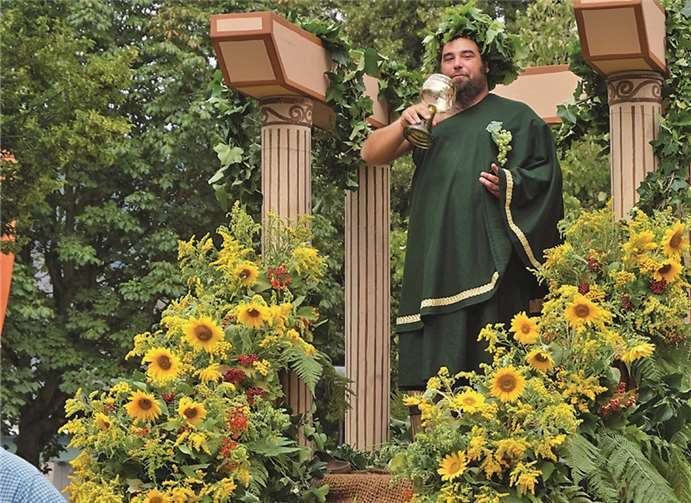 Weingott Bacchus fuhr mit Gefolge im Festzug mit.
