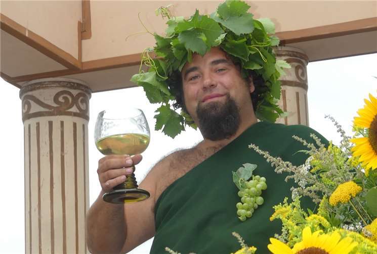Weingott Bacchus grüßte während des Festumzuges mit leckerem Riesling vom eigenen göttlichen Gefährt.