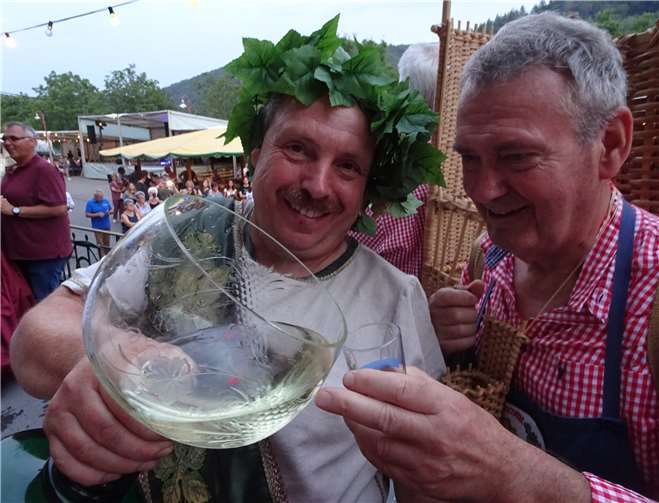 Weingott Bacchus mit Razejung Gerd Ackermann.Foto: privat