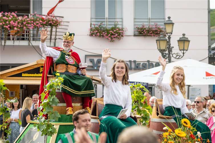 „Weingott Bacchus“ wacht von seinem Fass-Thron über das Fest zu Ehren des Ahrweins. Foto: Dominik Ketz