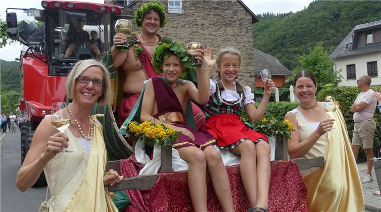Weingott Bacchus war traditionell mit seinen Bacchantinnenund dem Nachwuchs auf einem rustikalen Gefährt dabei.
