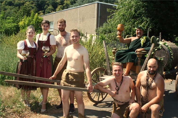 Weingott Bacchus wurde von seinen Vasallen beim Festumzug auf der Weinkarre thronend durch den Moselort gezogen.