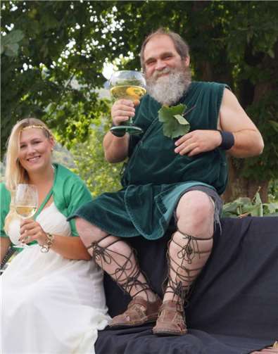 Weingott Franz I. bildete im Valwiger Festzug samt Gefolge den Schlusspunkt.