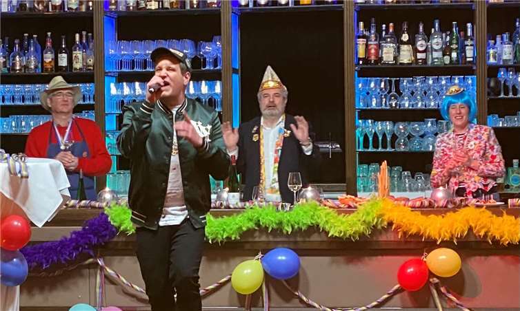 Weinhändler und Präsident der Prinzen-Garde Köln 1906 Dino Massi (mit Kappe), Winzer Konrad Hähn, Sänger Lukas Otte und Moderatorin Jennifer de Luca führten zusammen mit Ex-AKK-Präsident Franz-Josef Möhlich durchs Programm. Foto: privat