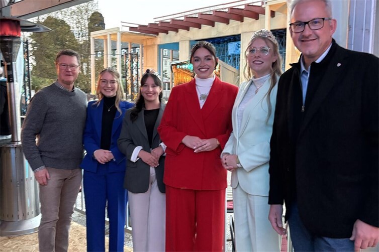 Weinhoheiten unserer Stadt mit Bürgermeister Renschler (rechts) und Ortsvorsteher Richard Lindner bei der Klangwelle im Kurpark