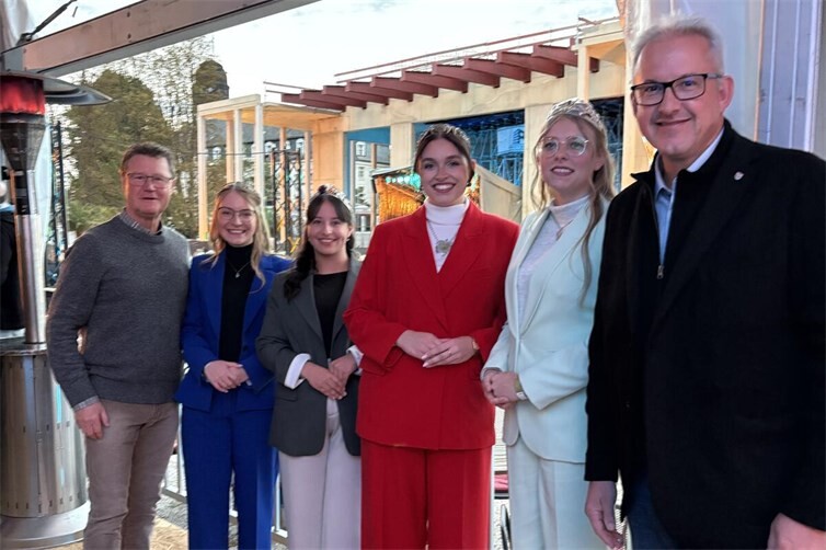 Weinhoheiten unserer Stadt mit Bürgermeister Renschler (rechts) und Ortsvorsteher Richard Lindner bei der Klangwelle im Kurpark