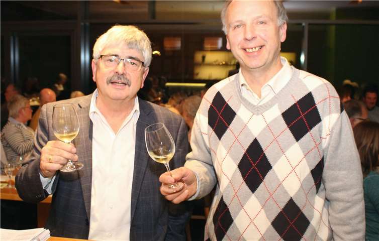 Weinkenner unter sich: Kalle Grundmann und Winzer Matthias Müller freuen sich auf viele Gäste und einen tollen Erlös für die Caritas-Stiftung Koblenz.