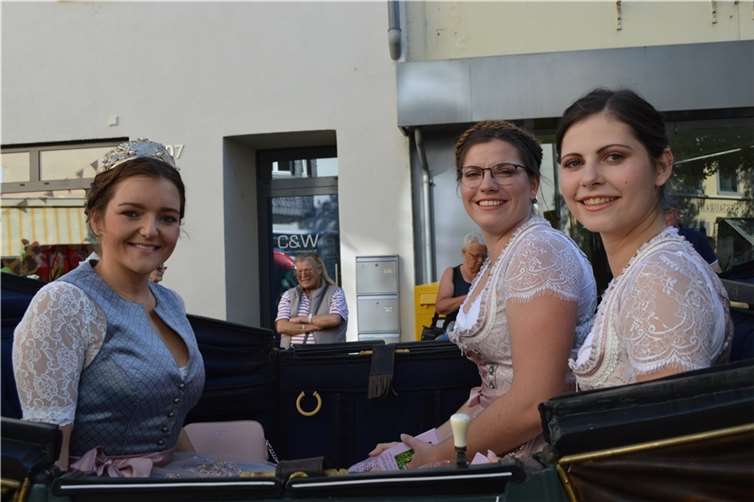 Weinköigin Karolina Schmitz (li) fuhr in einer Kutsche mit ihren Weinprinzessinnen zum Marktplatz.
