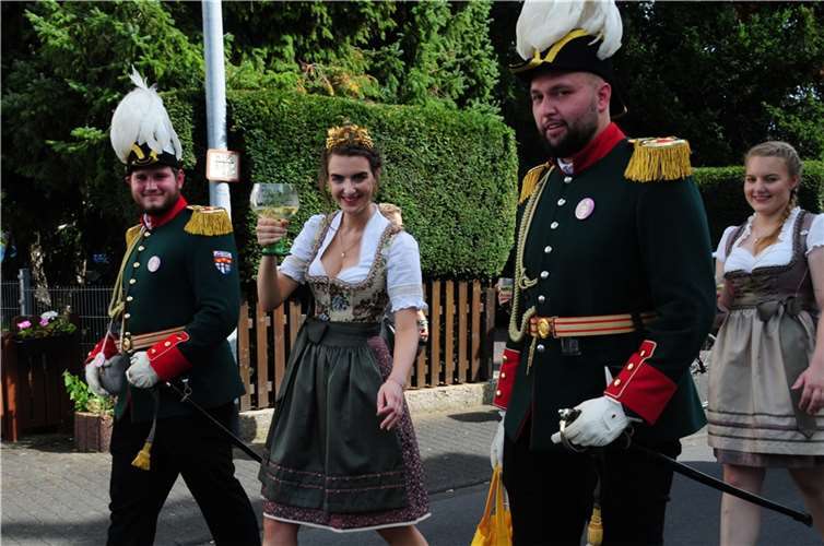 Weinkönigen Lara I. (Dommermuth) prostete den Besuchern beim Weinfest zu.