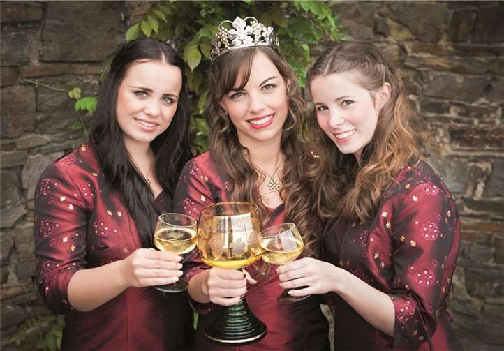 Weinkönigin Aileen mit ihren Weinprinzessinnen Lisa und Julia.privat