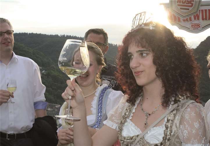 Weinkönigin Alena erhob ihr Glas auf drei genussreiche Festtage.