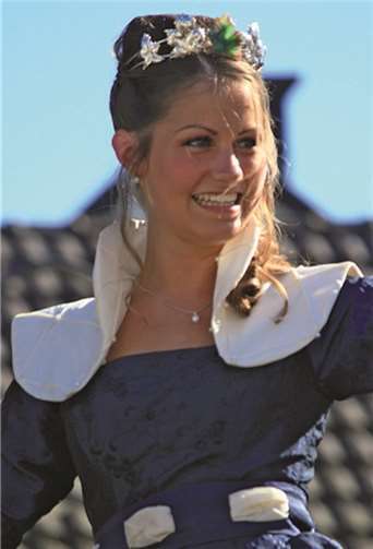 Weinkönigin Alina I. eröffnet das 18. Historische Weinfest.. privat