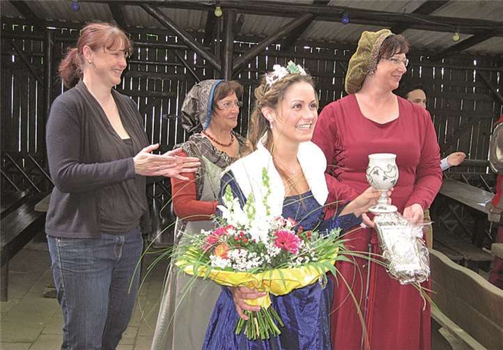 Weinkönigin Alina I gab samt ihrem Gefolge Familie Linden im Winzerhäuschen, hoch in den Weinbergen von Heimersheim die Ehre. privat