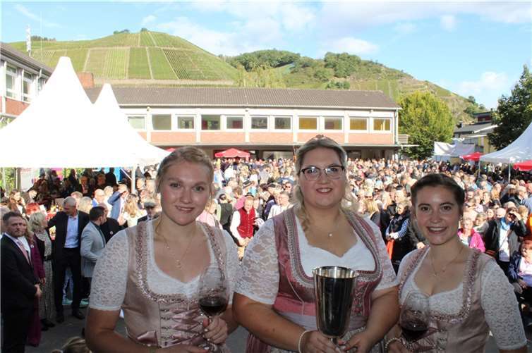 Weinkönigin Alina Riske (Mitte)flankiert von ihren Weinprinzessinnen Anna Thiel und Carla Poppelreuter wurde feierlich proklamiert.