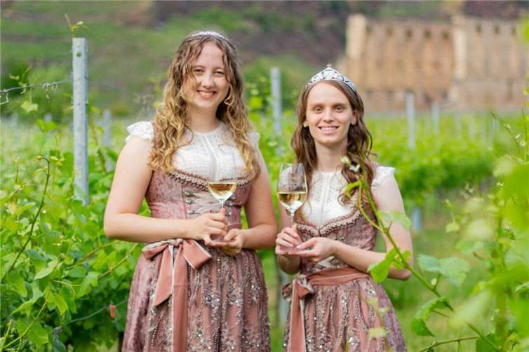 Weinkönigin Alina und Weinprinzessin Jana.  Foto: Organisationsteam Bremmer Weinfest