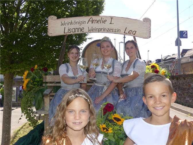 Weinkönigin Amelie und ihre Prinzessinnen Lea und Lisanne feierten mit den Besuchern in Klotten ein fröhliches Weinfest. Fotos: TE