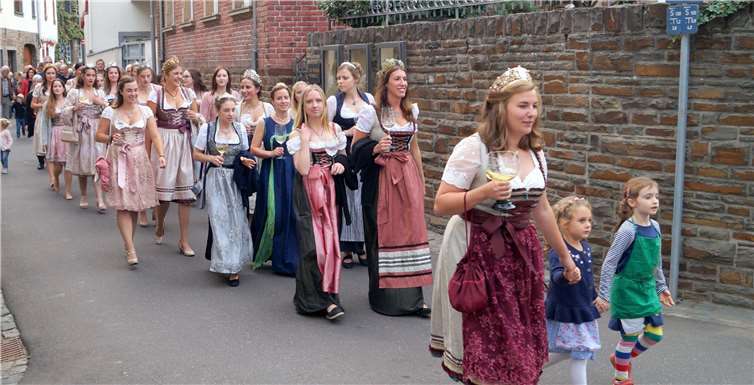 Weinkönigin Andrea III. führte die Delegation der Weinmajestäten aus der gesamten Region im Festzug an.-TT-