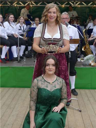 Weinkönigin Andrea III. setzt ihrer Nachfolgerin Julia I. die Krone der Pommerner Weinmajestät auf`s Haupt.