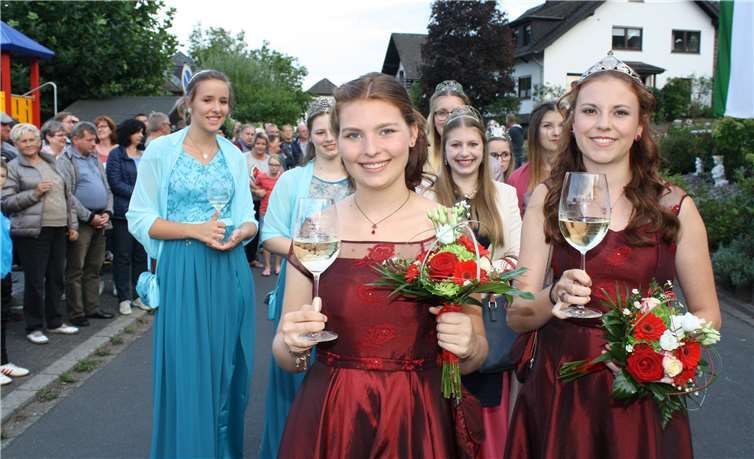 Weinkönigin Ann-Kathrin und Weinprinzessin Michelle wurden per Festumzug abgeholt und eröffneten das beliebter Bremmer Weinfest am Fuße des Calmont. TE