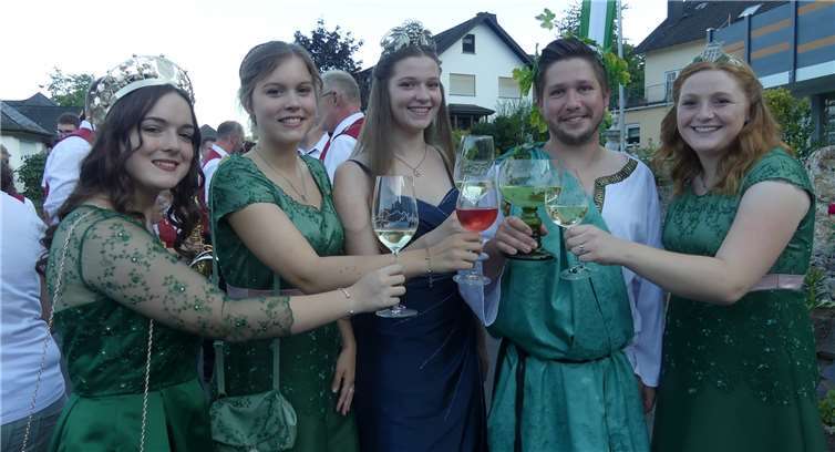 Weinkönigin Ann-Katrin I. und ihre Prinzessin Michelle hießen die Weinfreunde in Bremm willkommen.