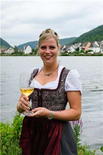 Weinkönigin Anna I.  Quellen: Weinfreunde Königinnenwingert Oberfell