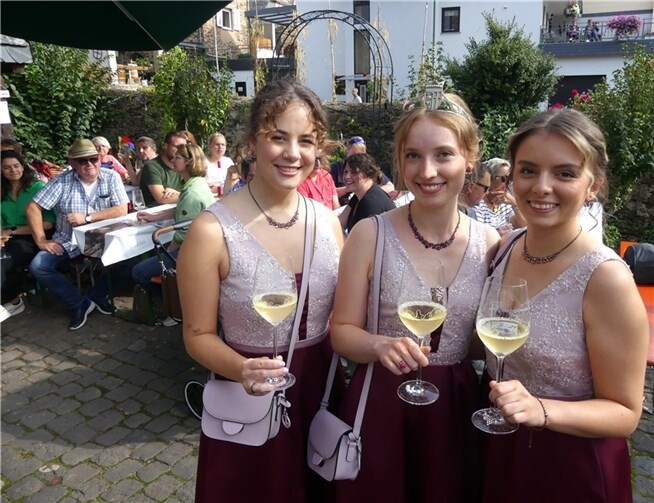 Weinkönigin Anna und ihre Prinzessinnen Pauline undAnna-Lena luden zu einer weinfröhlichen Erlebnistour durch Eller.