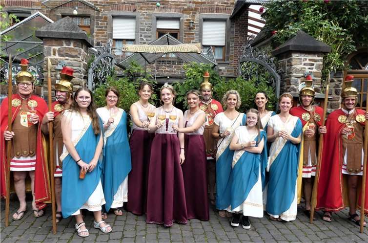 Weinkönigin Anna und ihre beiden Weinprinzessinnen Paulineund Annalena prosten den weinfröhlichen Festbesuchern zu. Fotos: TE