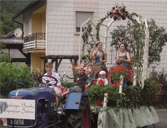 Weinkönigin Annika und Weinprinzessin Sabrina waren der bildhübsche Blickfang beim Weinfest in Ellenz.