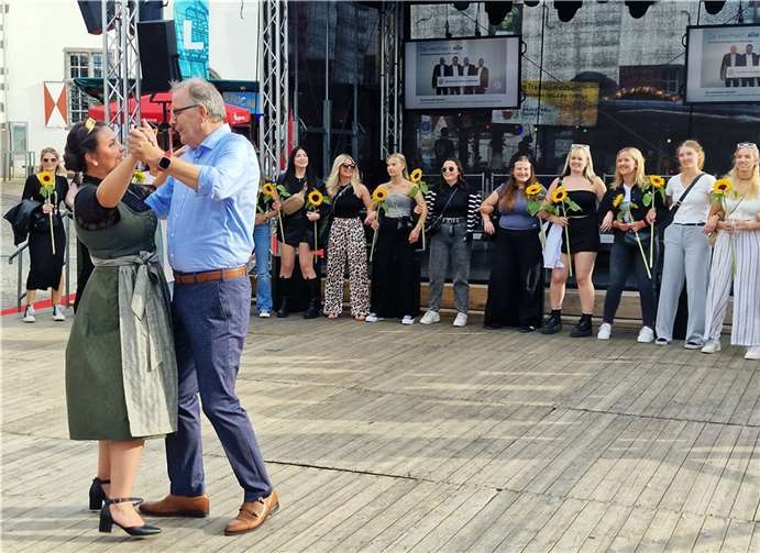 Weinkönigin Antonia Izabela Wegner und Stadtbürgermeister Helmut Muthers eröffneten das Linzer Weinfest mit einem Walzertanz.