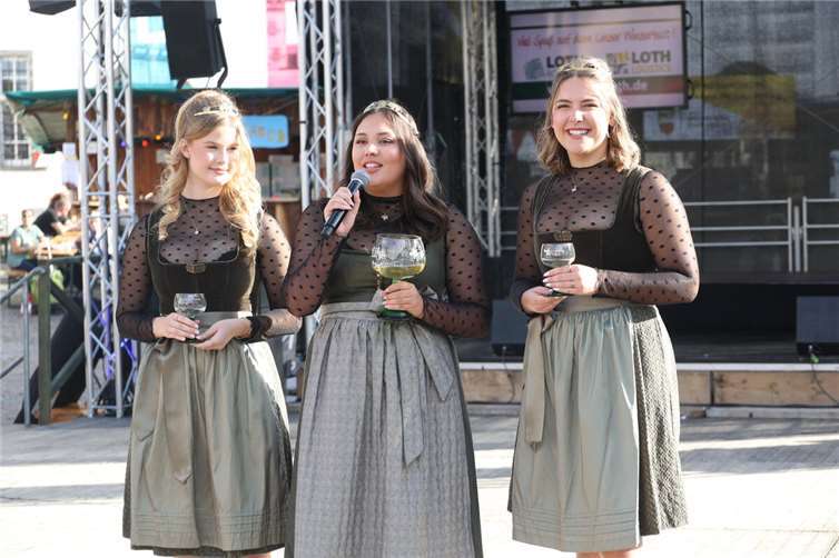 Weinkönigin Antonia (Mitte) eröffnete mit ihren Weinprinzessinnen Sophie und Nina das Winzerfest. 