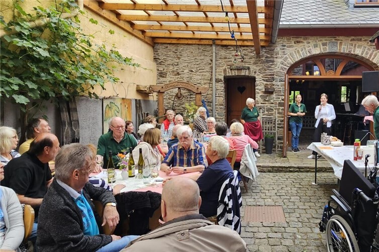 Weinkönigin Athina berichtet davon, wie der Mosel-Riesling im politischen Berlin ankam.