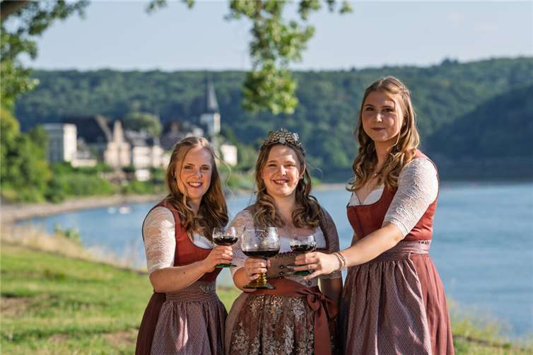Weinkönigin „Burgundia“ Hanna I. mit den Weinprinzessinnen Lena und Leonie.Foto: Frank Homann