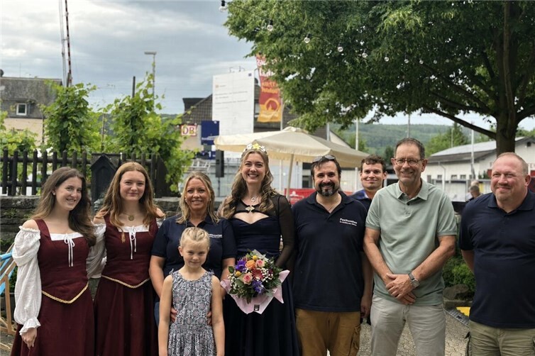 Weinkönigin Catharina I aus Heimersheim, Arbeitskreis Weinfest und Ortsvorsteher Jürgen Werf