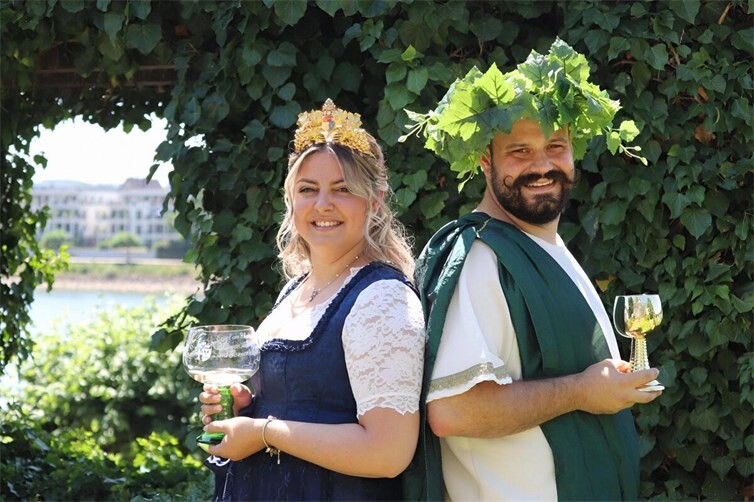 Weinkönigin Celina und Bacchus Dominik freuen sich auf Ihren Besuch des Erpeler Weinfestes 2026.