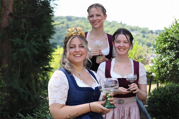 Weinkönigin Celina und ihre Weinprinzessinnen bedanken sich bei Allen für das entgegengebrachte Verständnis.