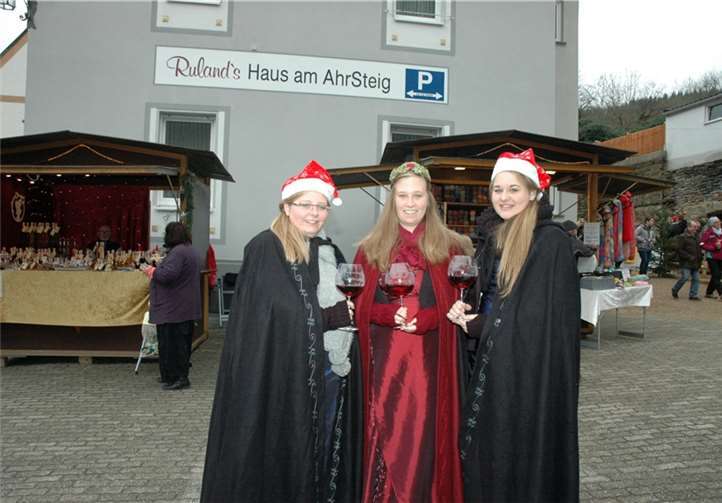 Weinkönigin Celine und ihre Prinzessinnen.