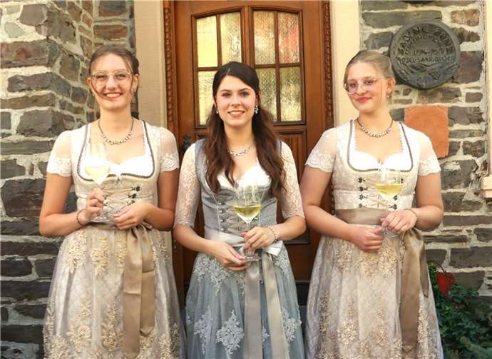 Weinkönigin Charlotte I. hat mit ihren beiden Prinzessinnen Mara und Hannah die neue Weinregentschaft übernommen.