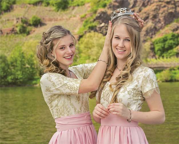 Weinkönigin Charlotte I. und Weinprinzessin Isabel.Sallyhateswing
