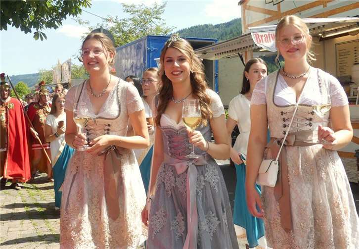 Weinkönigin Charlotte I. war es vorbehalten, zusammen mit ihren Prinzessinnen Hannah und Mara das Weinfest zu eröffnen. Fotos: TE