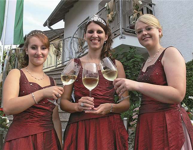 Weinkönigin Christine und ihre beiden Weinprinzessinnen Marie und Theresa haben in Bremm die aktuelle Regentschaft über den leckeren Rebensaft. TE