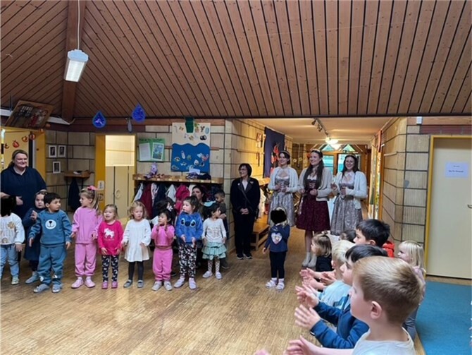 Traditionen in der CASA VIVIDA Weinkönigin Cosima Willms mit ihren Weinprinzessinnen Maike Röttgen und Esther Zwick zu Besuch in der CASA VIVIDA.