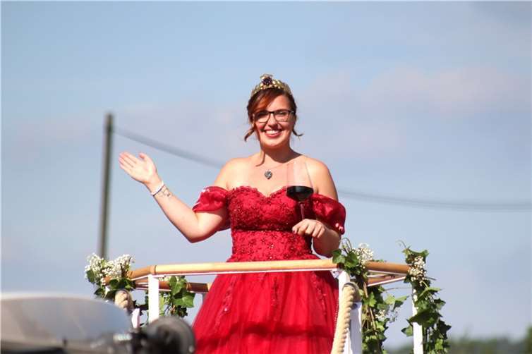 Weinkönigin Elena Schmitz überstrahlte den Winzerfestzug.